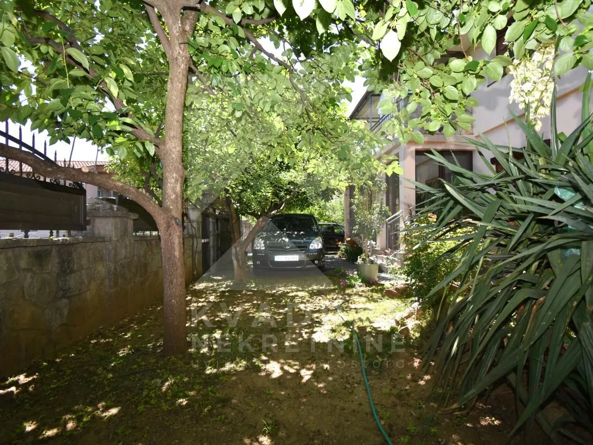 Prodaja, kuća, 302m², Zlatica, Podgorica