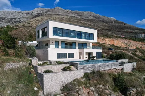 Moderna dvospratna vila sa bazenom u podnožju planine. - image 16