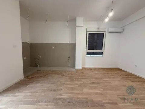 Prazna prostorija sa pripremljenim instalacijama za kuhinju i drvenim podom. - image 6