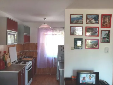 Manja kuhinja sa ugradnim elementima i pogledom na prozor. - image 4