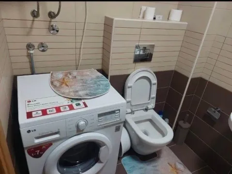 Manje kupatilo sa WC šoljom i veš mašinom. - image 6