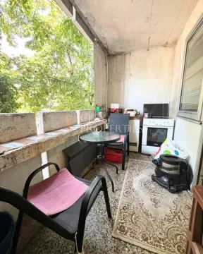 Natkriveni balkon sa garniturom za sjedenje i pogledom na zelenilo. - image 3