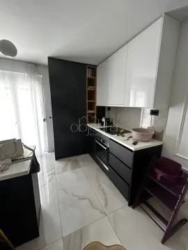 Moderna kuhinja sa tamnim i bijelim elementima i ugradnom rernom. - image 10