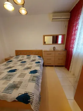 Namještena spavaća soba sa bračnim krevetom, komodom i ogledalom. - image 15