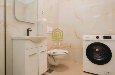 Moderno opremljeno kupatilo sa umivaonikom, WC šoljom i veš mašinom. - image 14