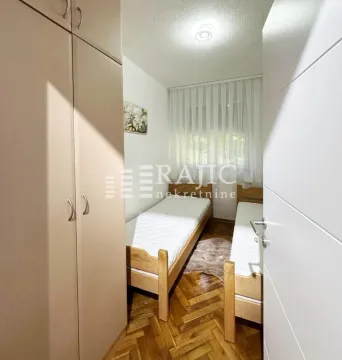 Small bedroom with two single beds and a built-in wardrobe. - image 5