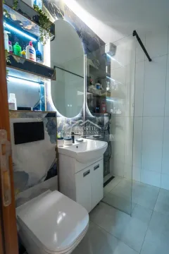 Moderno opremljeno kupatilo sa umivaonikom, WC šoljom i staklenom tuš kabinom. - image 13