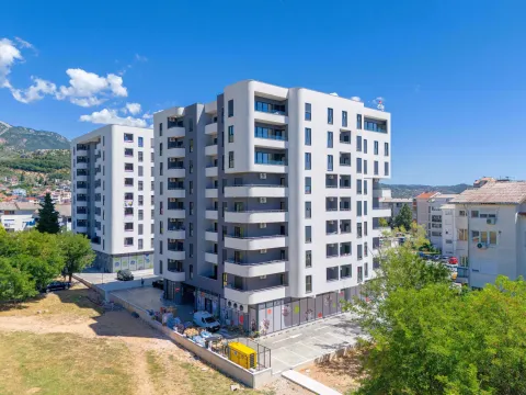 Prodaja, dvosoban stan, 65m², Centar, Bar - image 2