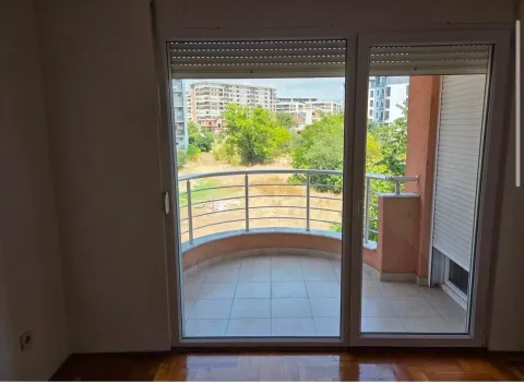 Pogled na terasu i okolinu kroz balkonska vrata. - image 8