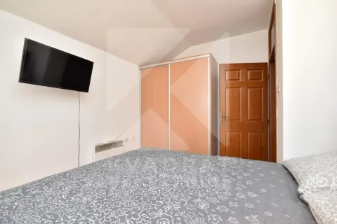 Rent, four bedroom apartment, 160m², Tološi, Podgorica - image 10