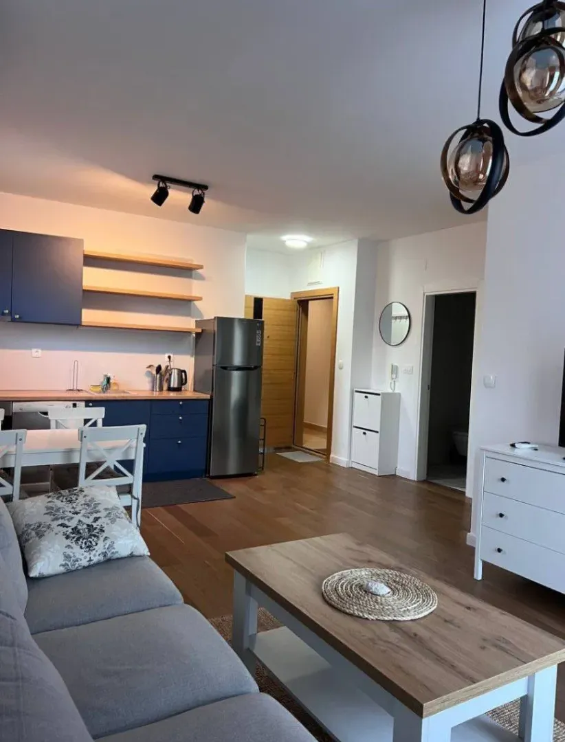 Izdavanje, dvosoban stan, 65m², Centar, Budva