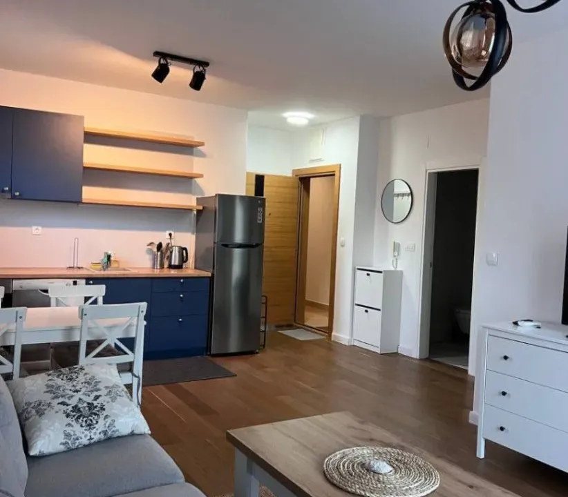 Izdavanje, dvosoban stan, 65m², Centar, Budva