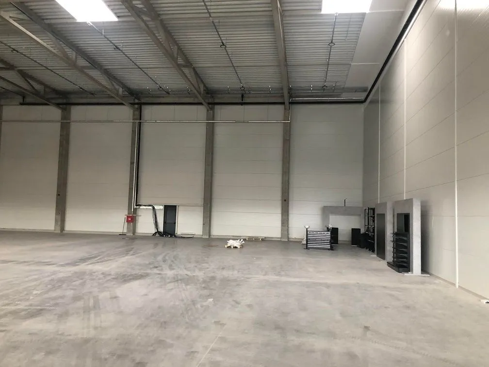 Izdavanje, poslovni prostor, 1300m², Zemun Sve Podlokacije, Beograd