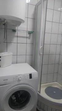 Jednostavno kupatilo sa tuš kabinom, bojlerom i veš mašinom. - image 12