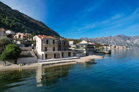 Pogled iz vazduha na kamenu kuću smještenu direktno na obali mora. - image 71