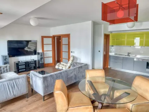 Izdavanje, dvosoban stan, 90m², Podgorica, Crna Gora