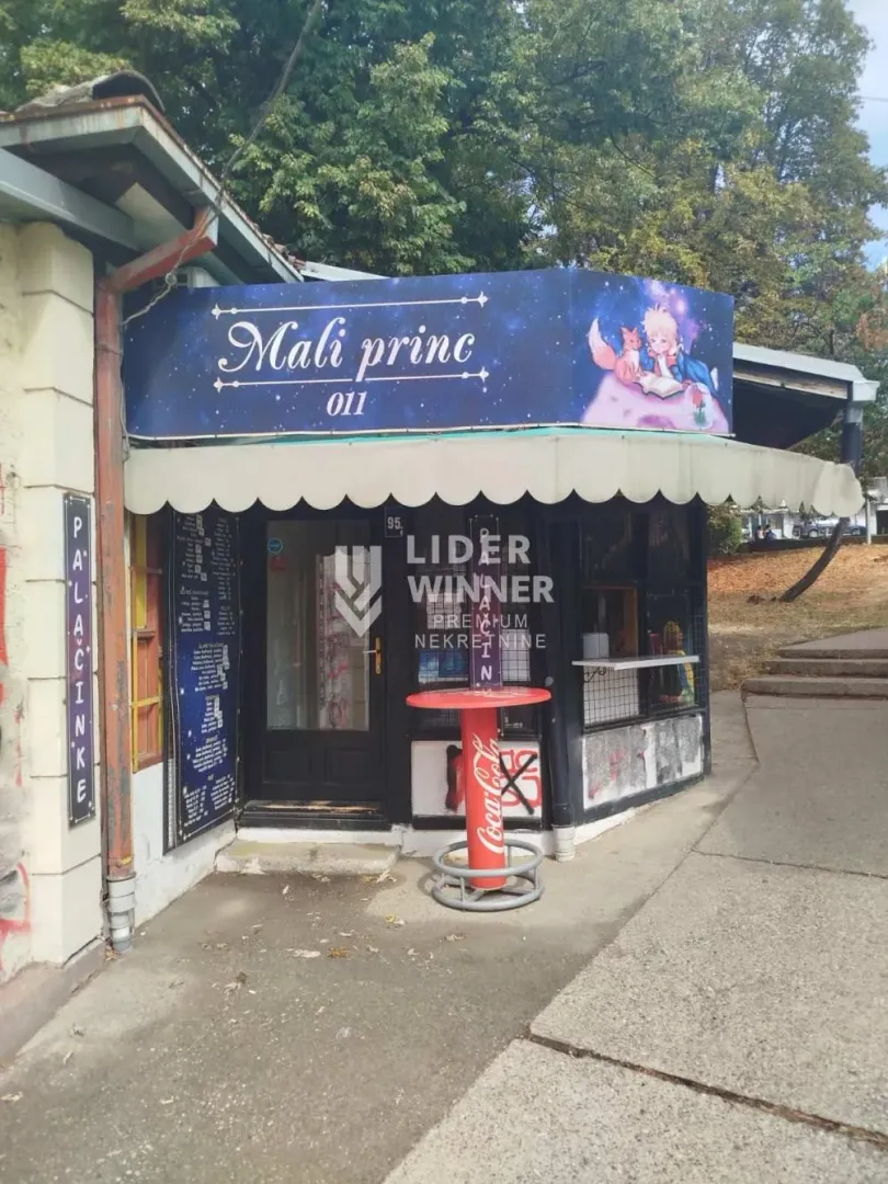 Exterior view of the commercial space with the sign Mali princ 011.