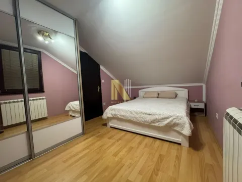 Potkrovna spavaća soba sa bračnim krevetom, plakarom sa ogledalom i laminatom. - image 14
