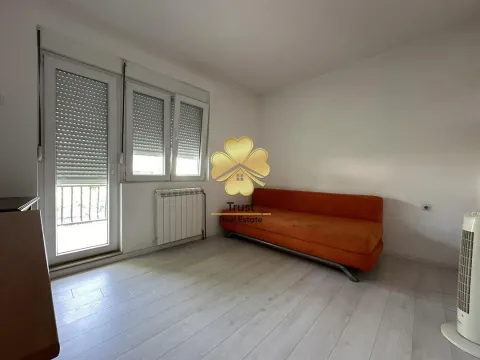 Izdavanje, kuća, 200m², Tološi, Podgorica - image 14