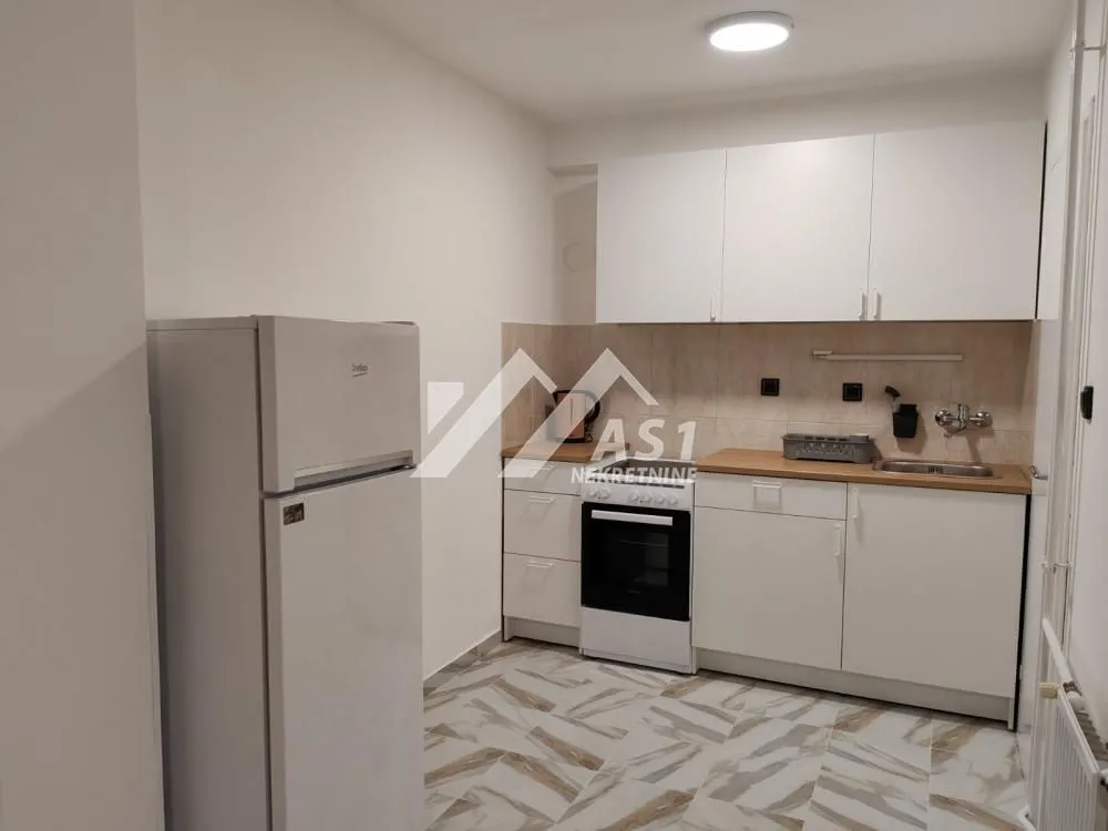 Izdavanje, trosoban stan, 55m², Centar, Novi Sad