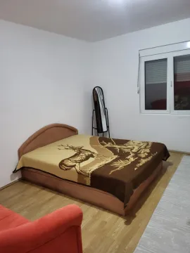 Jednostavno namještena spavaća soba sa bračnim krevetom i ogledalom. - image 5