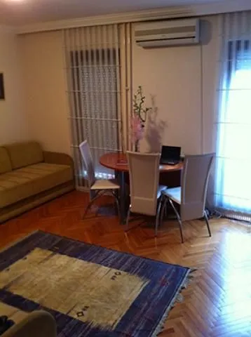 Izdavanje, četvorosoban stan, 117m², Kalenić Pijaca, Vračar Sve Podlokacije