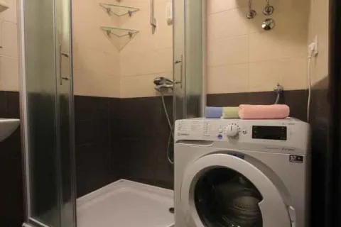 Kupatilo sa tuš kabinom i veš mašinom. - image 11