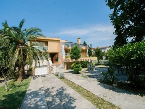 Prodaja, kuća, 330m², Masline, Podgorica