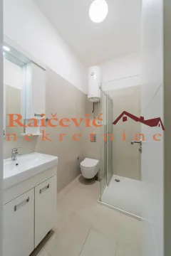 Moderno kupatilo sa tuš kabinom, umivaonikom i wc šoljom. - image 10