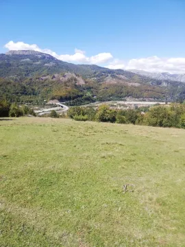 Prostrani zeleni plac sa pogledom na planine. - image 12