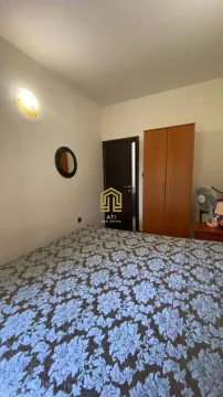 Namještena spavaća soba sa bračnim krevetom i garderoberom. - image 13