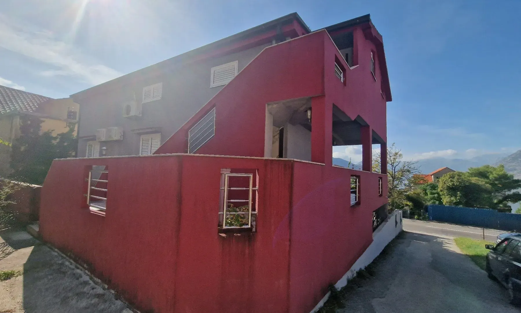 Izdavanje, dvosoban stan, 130m², Kotor, Crna Gora