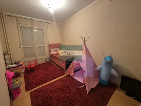 Dečja soba sa krevetom, igračkama i izlazom na terasu. - image 22