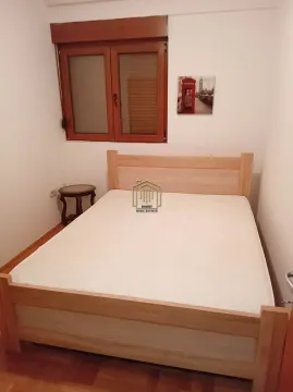 Namještena spavaća soba sa bračnim krevetom i prozorom. - image 6