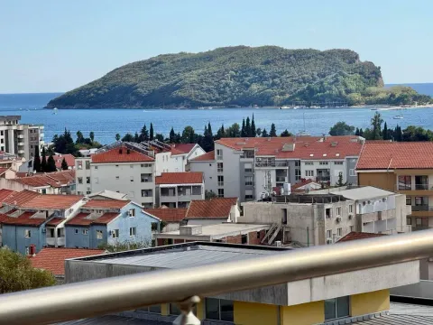 Pogled sa terase na grad i more sa ostrvom u pozadini. - image 10
