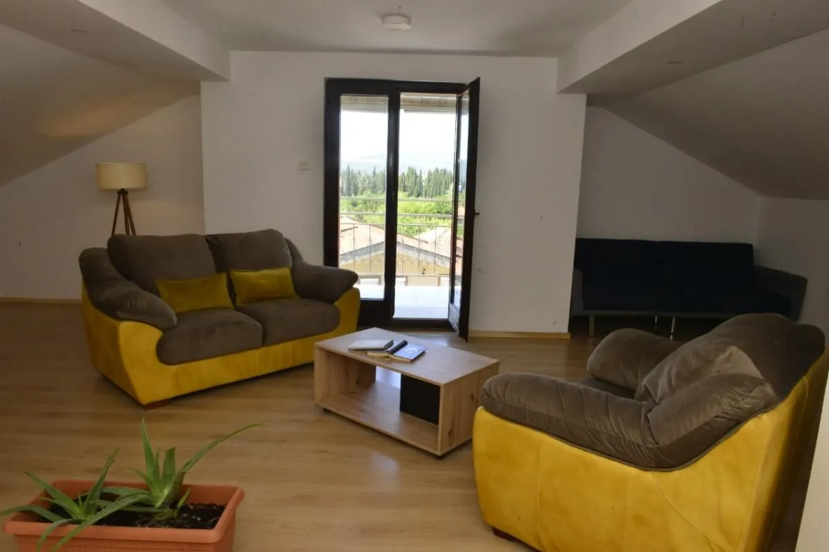 Izdavanje, četvorosoban stan, 218m², Kotor, Crna Gora