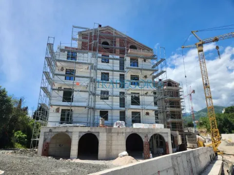 Pogled na stambenu zgradu u izgradnji sa skelama. - image 2