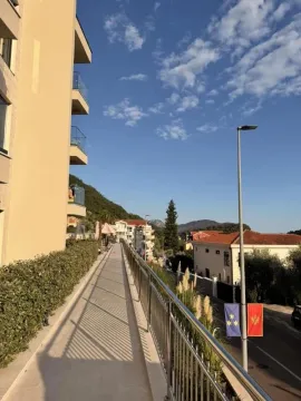 Pogled sa prostrane terase zgrade na ulicu i okolinu. - image 4
