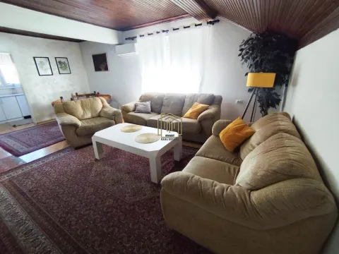 Izdavanje, trosoban stan, 100m², Stari Aerodrom, Podgorica - image 1