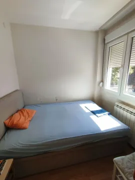 Manja spavaća soba sa bračnim krevetom i prozorom. - image 8