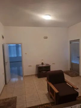 Dnevna soba sa foteljom i komodom. - image 12