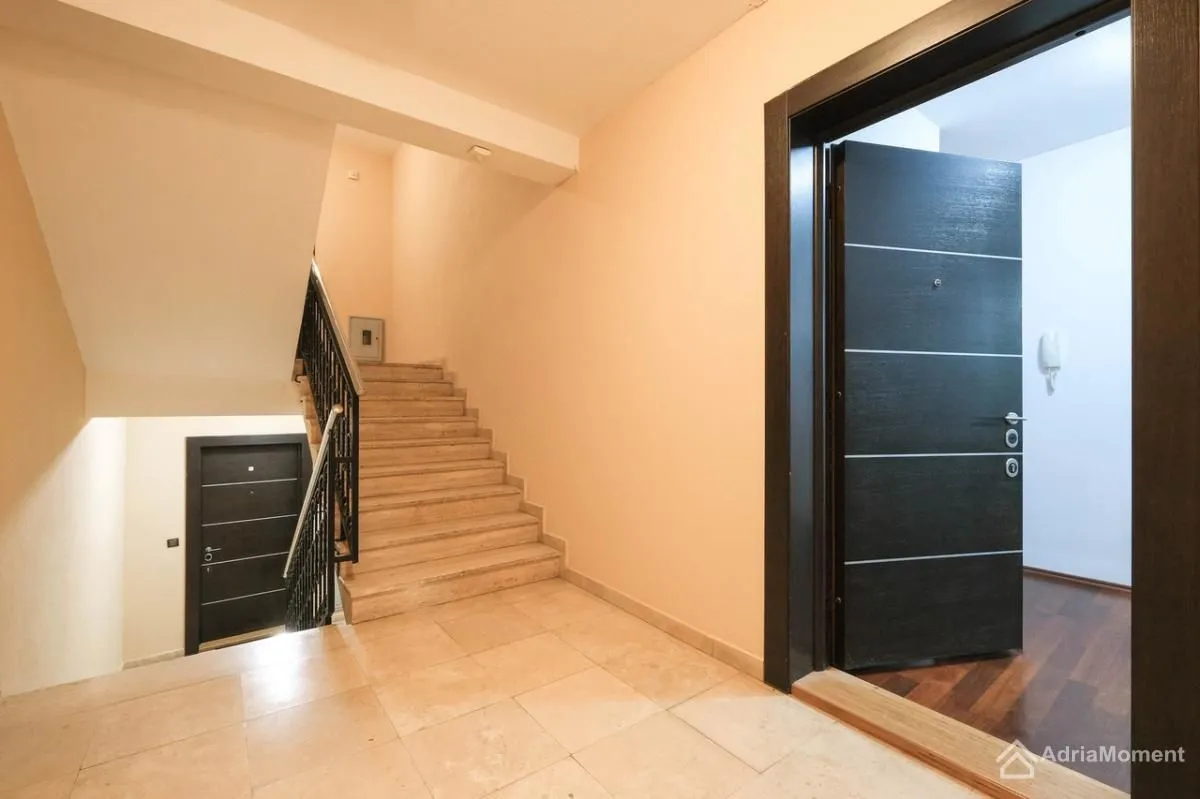 Sale, two bedroom apartment, 85m², Dobrota, Kotor