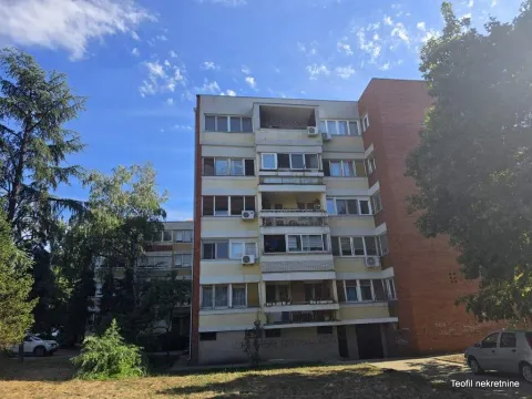 Pogled na spoljašnjost stambene zgrade sa terasama i zelenilom. - image 10