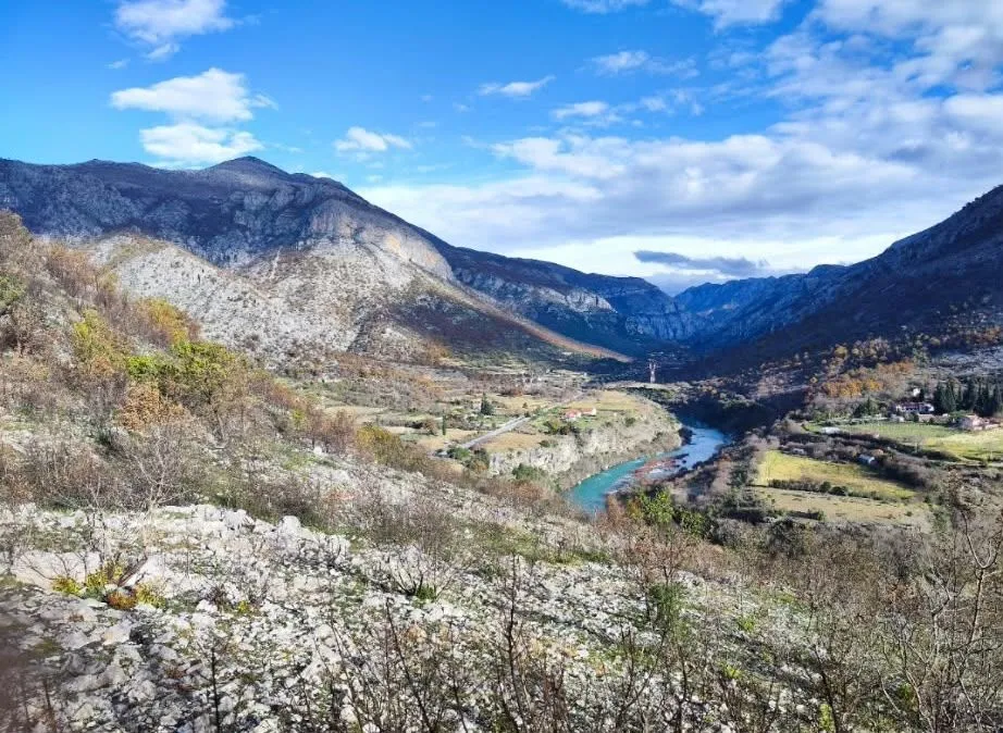 Pogled na planinski krajolik i rijeku sa nekretnine.