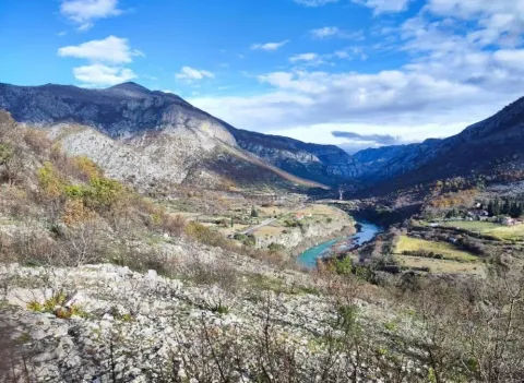 Pogled na planinski krajolik i rijeku sa nekretnine. - image 2
