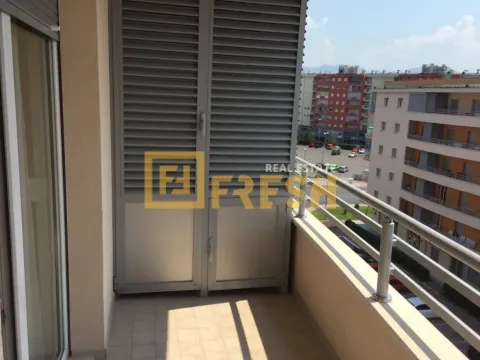Balkon sa pogledom na grad i zatvoreni dio sa roletnama. - image 4
