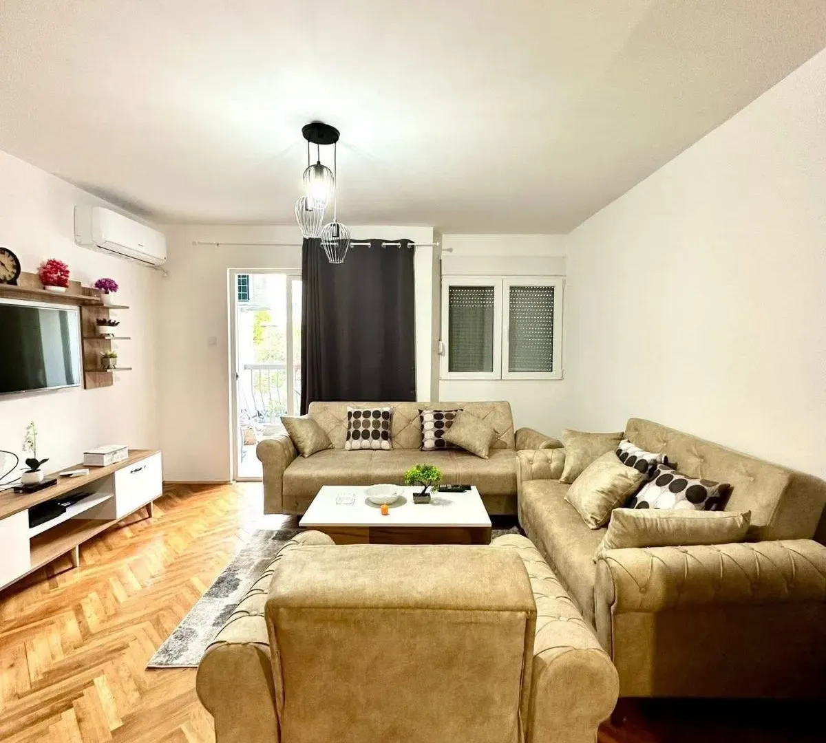 Izdavanje, dvosoban stan, 83m², Centar, Budva