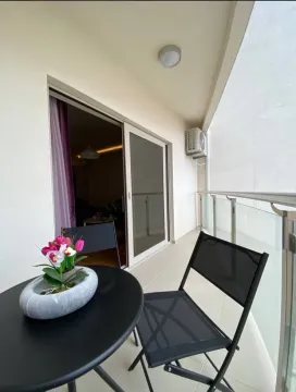 Namtještena terasa sa stolom, stolicama i pogledom na spoljašnjost. - image 12