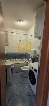 Manje kupatilo sa kadom, umivaonikom i veš mašinom. - image 3