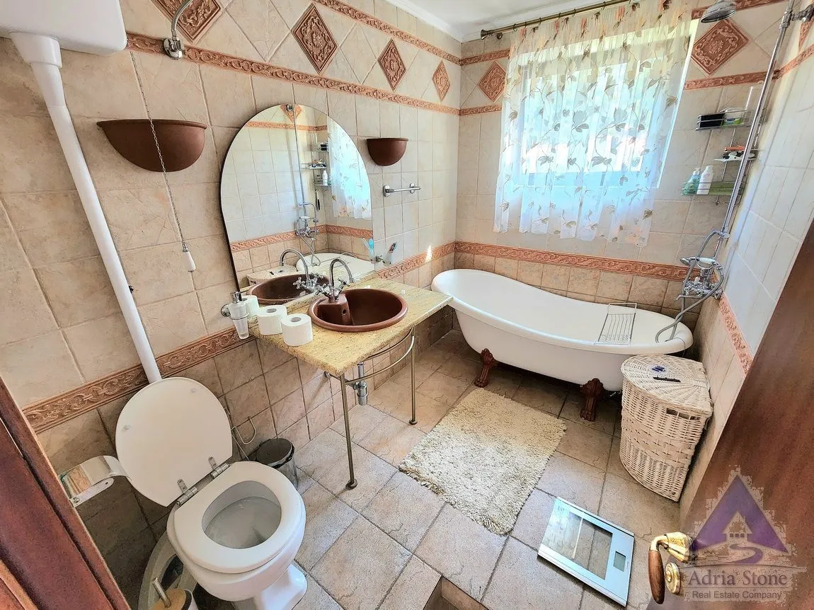Prodaja, kuća, 1500m², Škaljari, Kotor